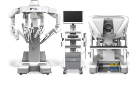 Toumai — robotik sistem, görüntüləmə bölməsi və cərrah konsolu